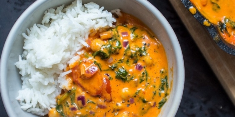 Roasted Red Pepper, Chickpea, and Spinach Curry at foodious.com
